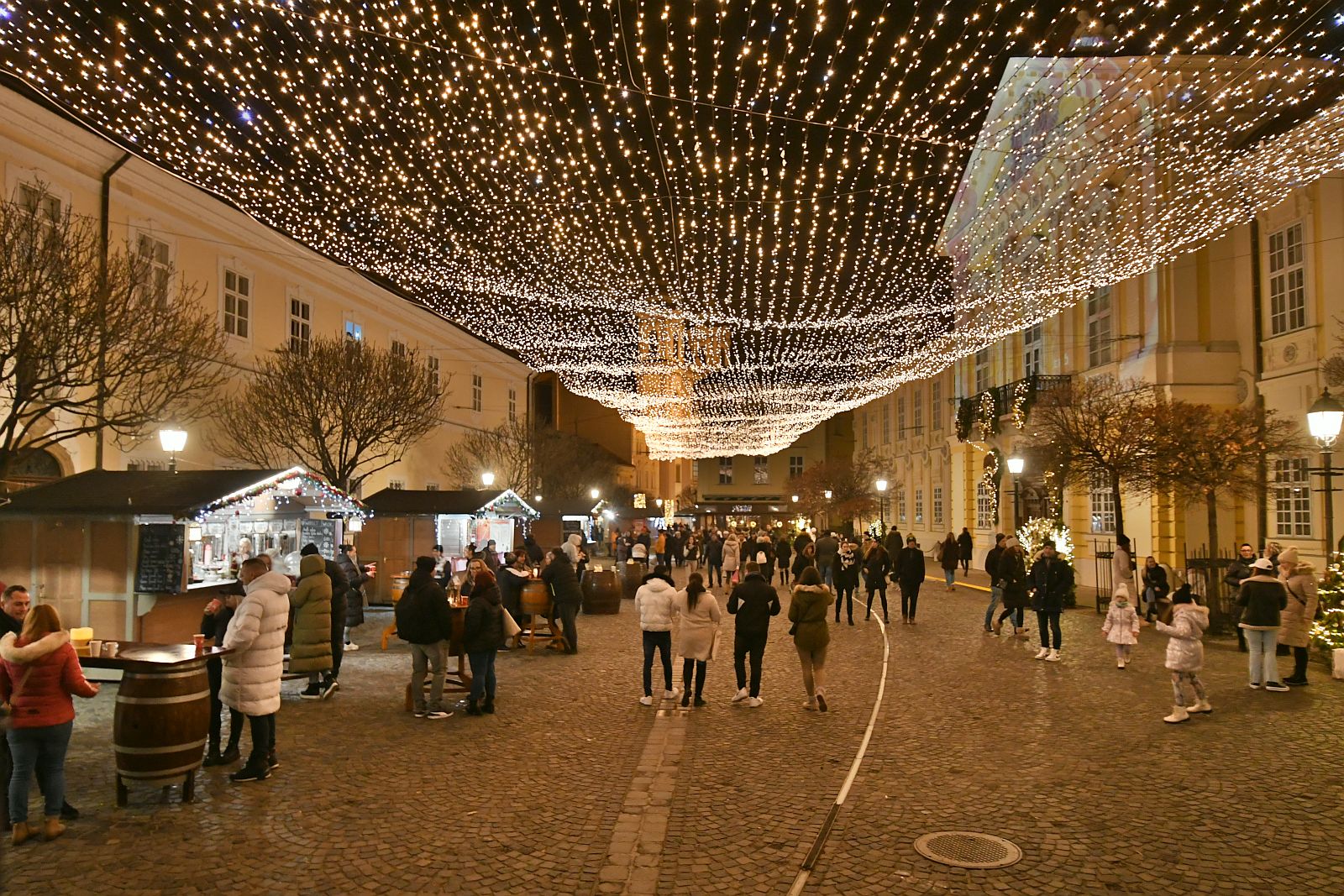 Adventi fények Fehérváron - 15 km fényfüzért szerel fel a Városgondnokság